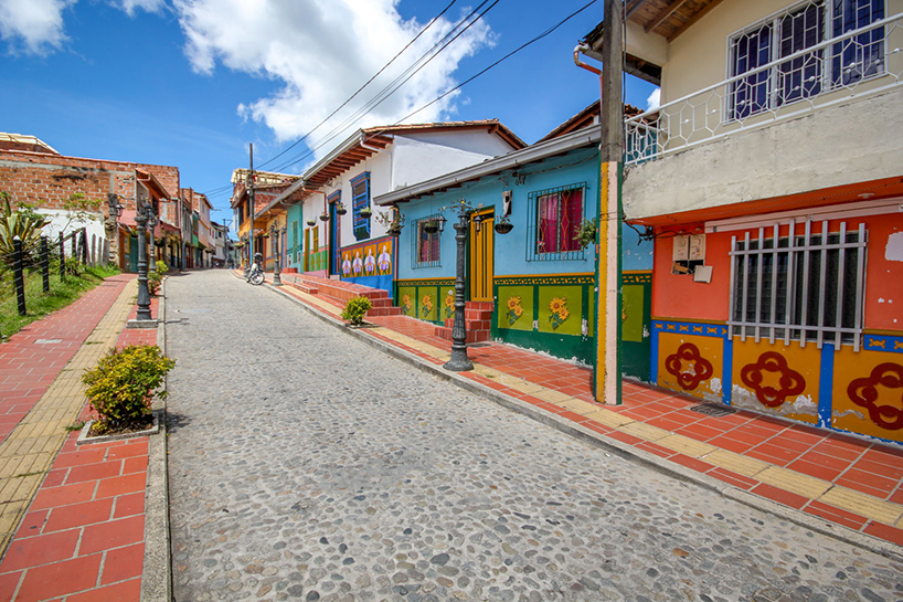 jessica-devnani-guatape-colombia-colorful-town-designboom-07